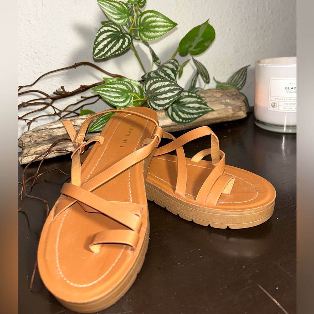 Madden Girl / Brown Strappy Sandals / 8.5 / New / Casual / Neutral/ Buckle Strap